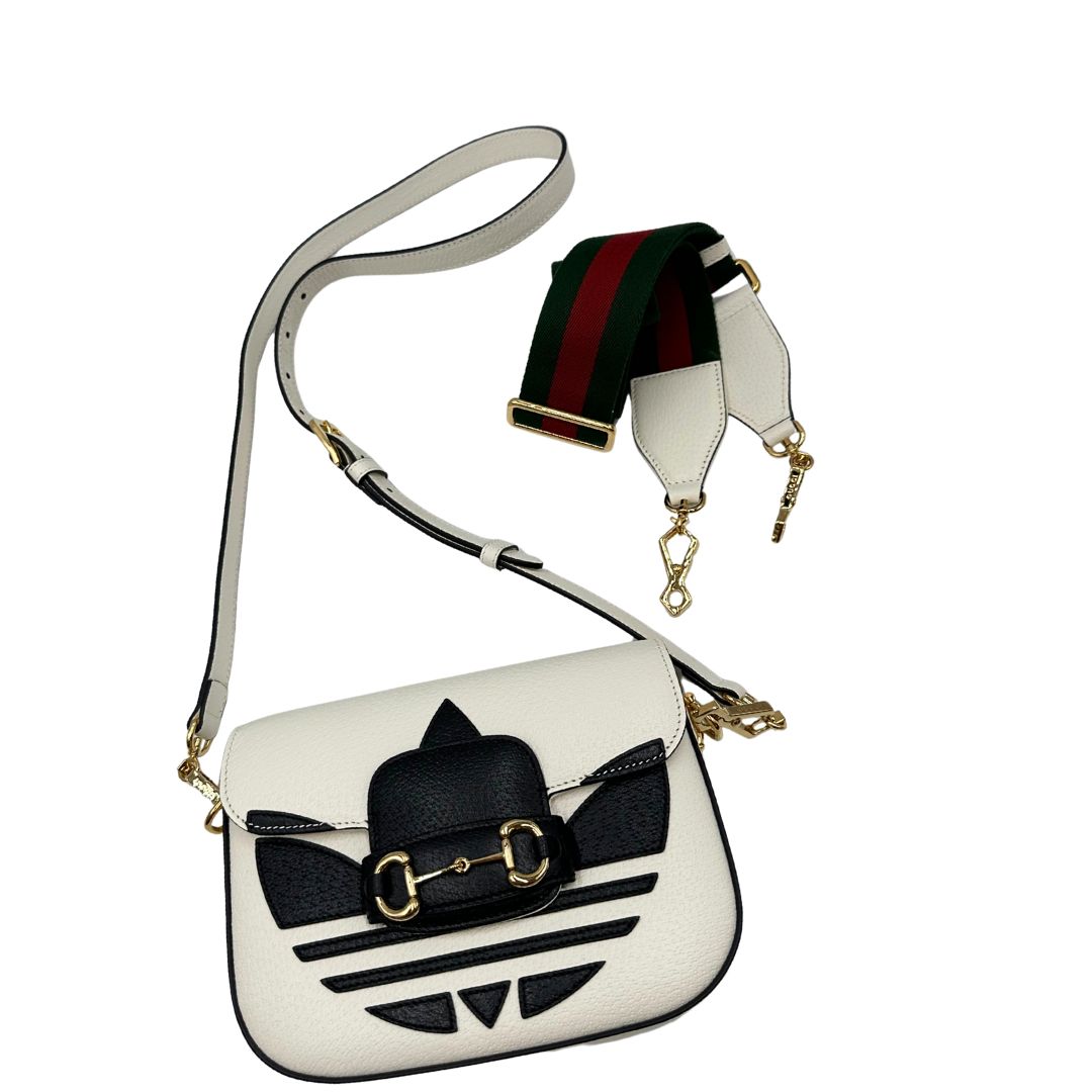 front Borsa Gucci x Adidas in pelle martellata bianca con logo Adidas e parti metalliche dorate, munita di una tracolla Web verde e rossa. Completa di corredo, di lusso, originale. 