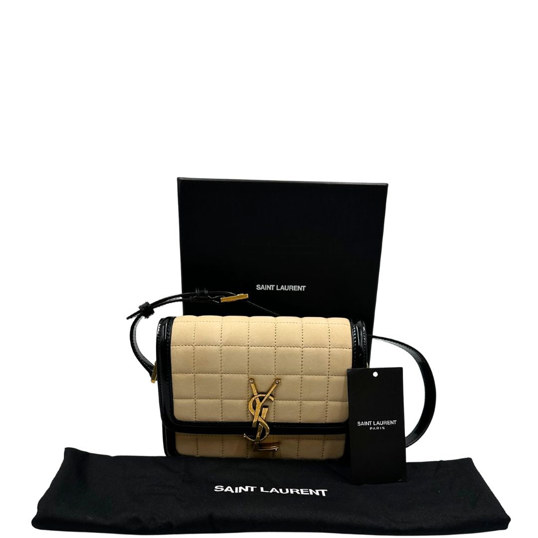 Borsa Saint Laurent in pelle nabuk beige e pelle lucida nera con parti metalliche dorate, impreziosita da iconico logo Cassandre sul front; munita di un manico regolabile. Completa di corredo. 