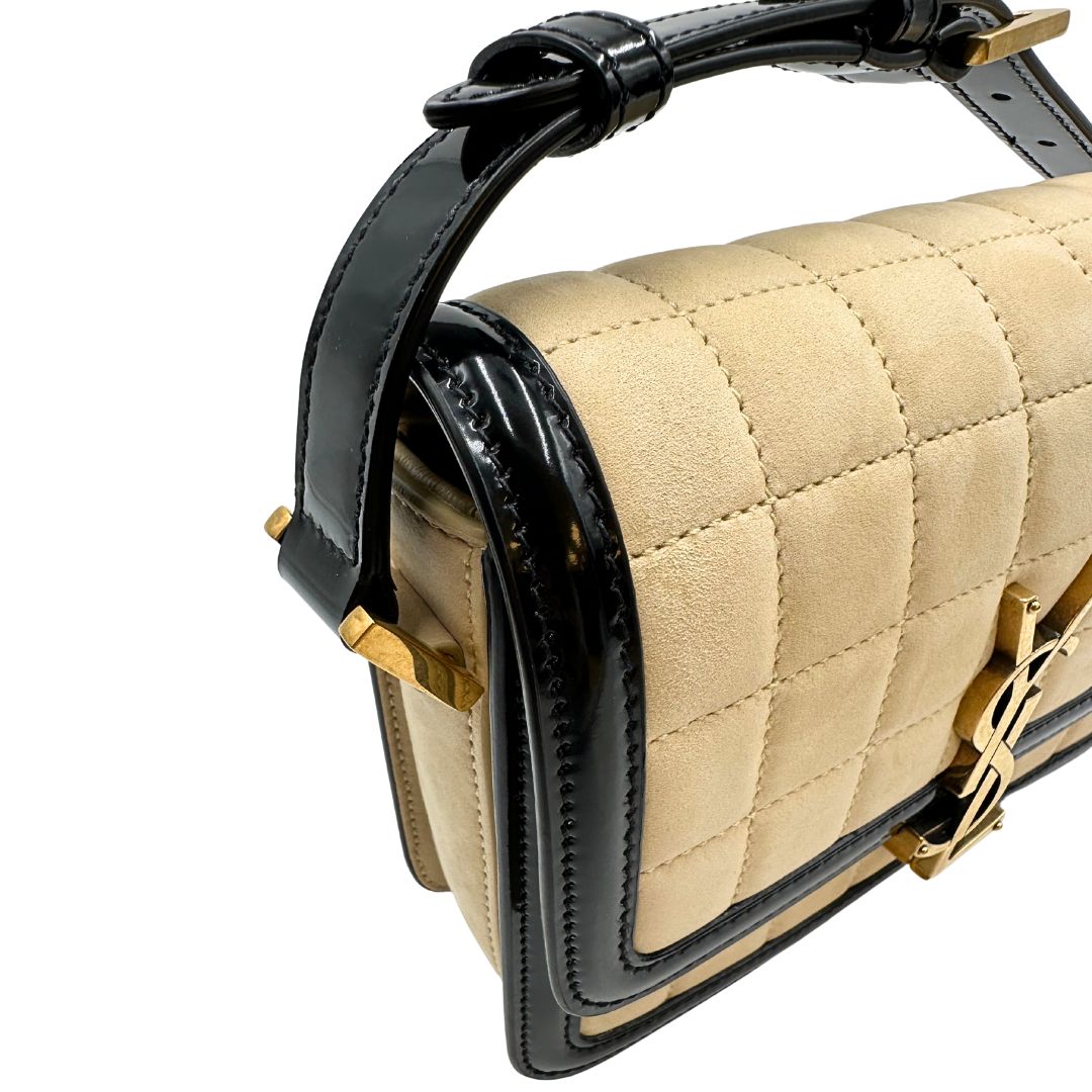 angolo Borsa Saint Laurent in pelle nabuk beige e pelle lucida nera con parti metalliche dorate, impreziosita da iconico logo Cassandre sul front; munita di un manico regolabile. Completa di corredo. 