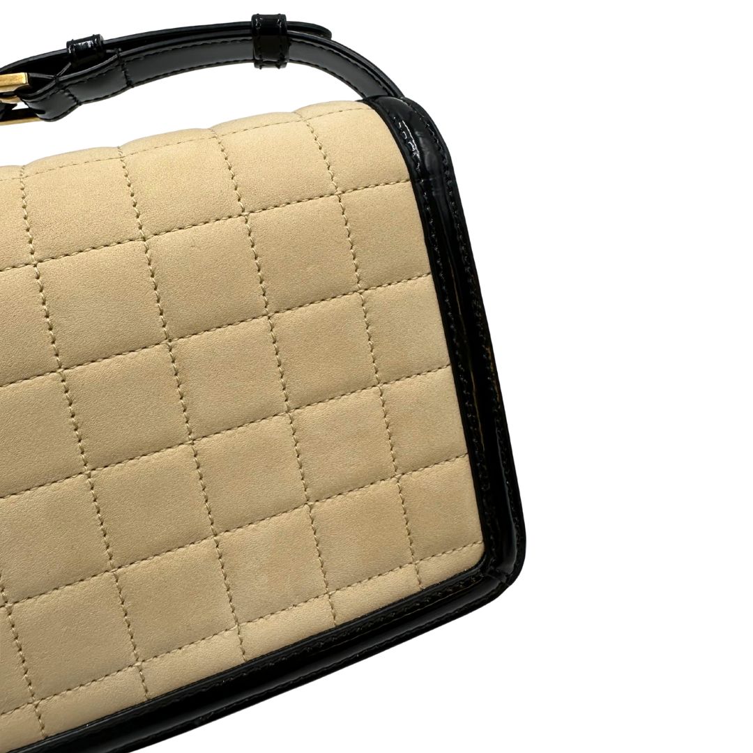 Borsa Saint Laurent in pelle nabuk beige e pelle lucida nera con parti metalliche dorate, impreziosita da iconico logo Cassandre sul front; munita di un manico regolabile. Completa di corredo. 