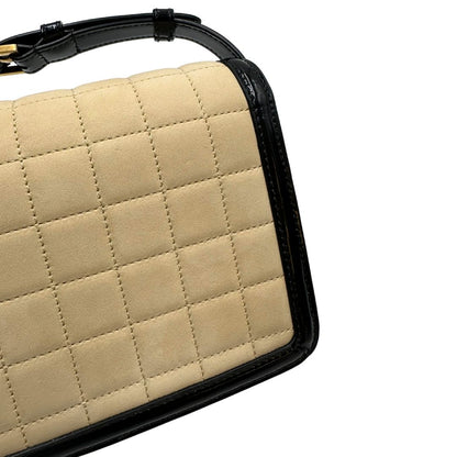 Borsa Saint Laurent in pelle nabuk beige e pelle lucida nera con parti metalliche dorate, impreziosita da iconico logo Cassandre sul front; munita di un manico regolabile. Completa di corredo. 