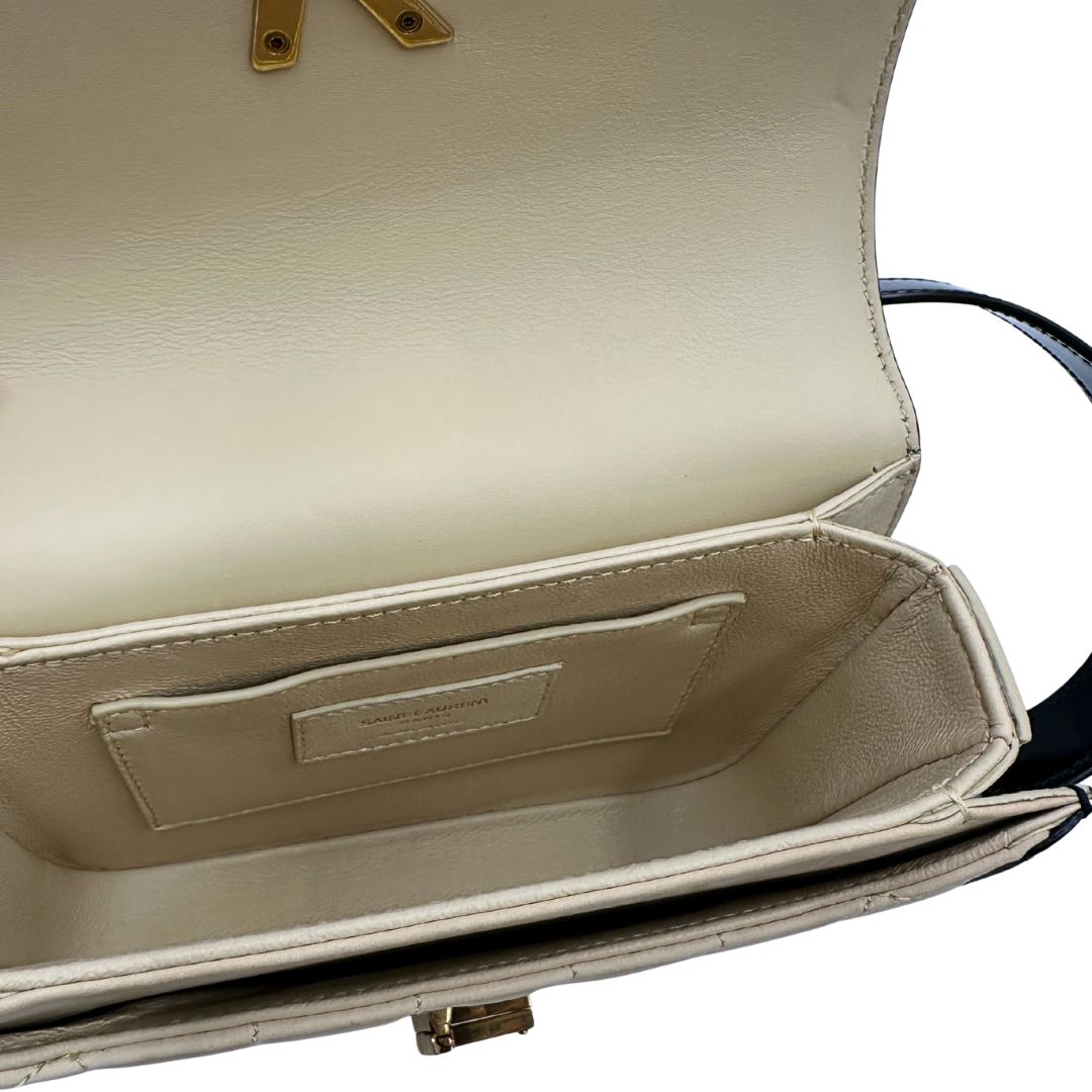 interno Borsa Saint Laurent in pelle nabuk beige e pelle lucida nera con parti metalliche dorate, impreziosita da iconico logo Cassandre sul front; munita di un manico regolabile. Completa di corredo. 