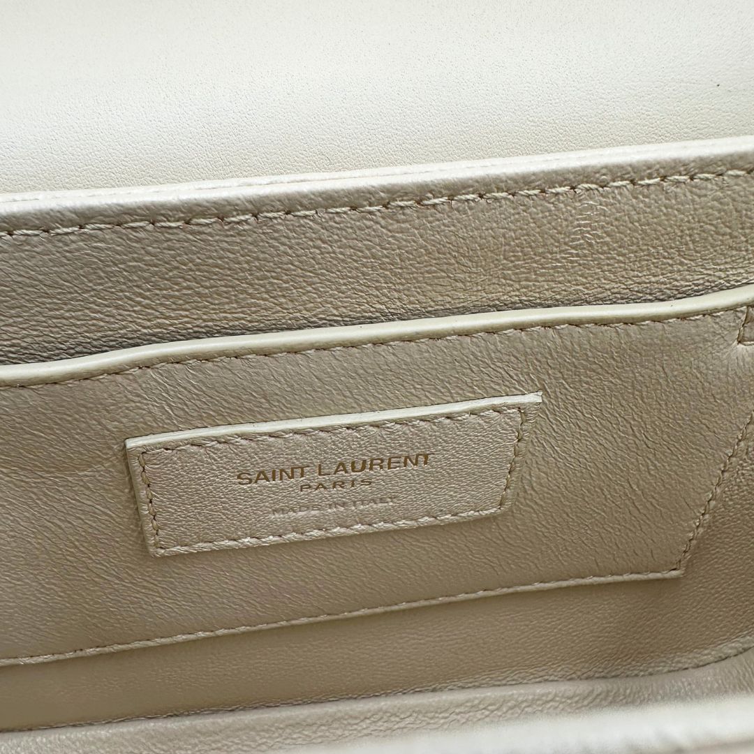 interno Borsa Saint Laurent in pelle nabuk beige e pelle lucida nera con parti metalliche dorate, impreziosita da iconico logo Cassandre sul front; munita di un manico regolabile. Completa di corredo. 