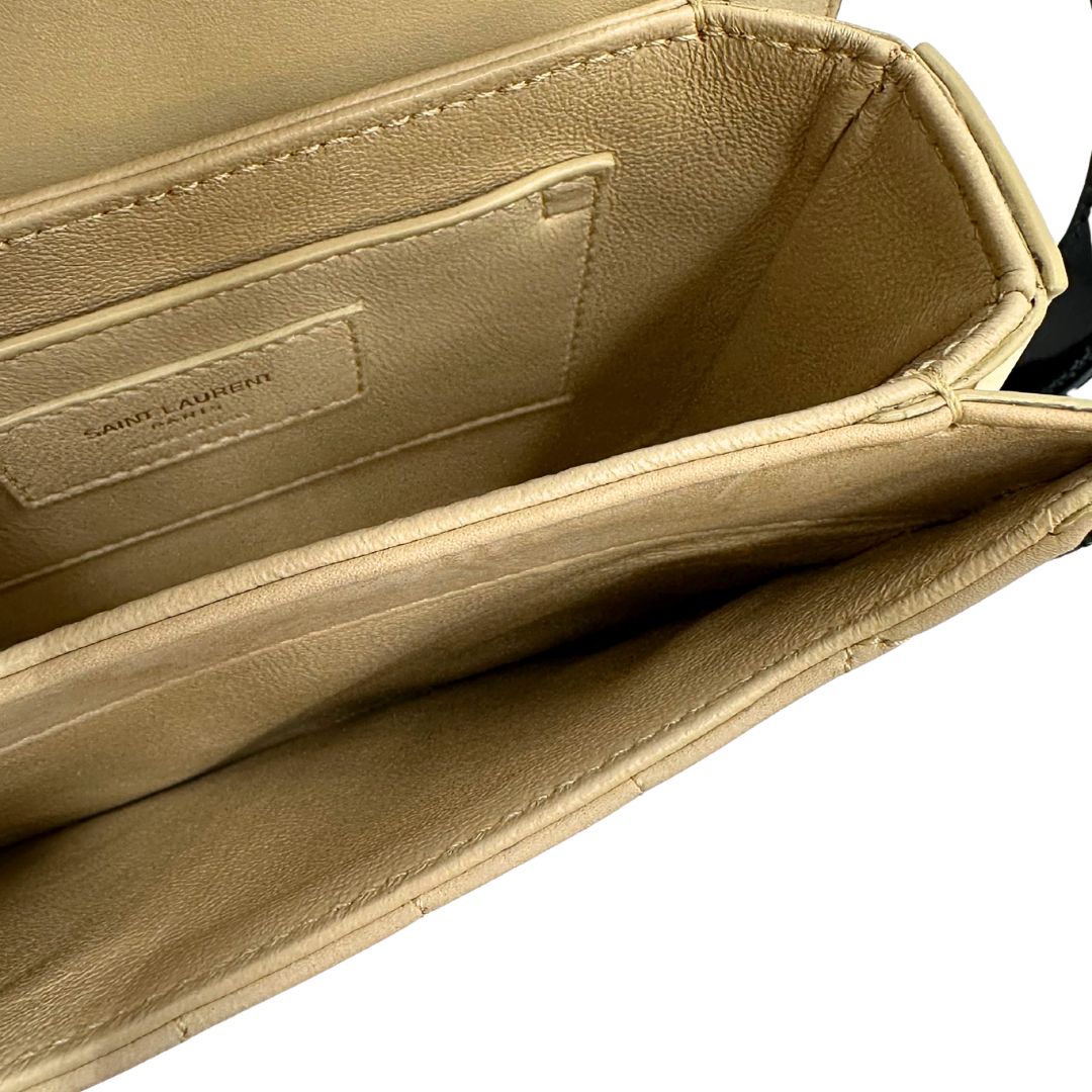 interno Borsa Saint Laurent in pelle nabuk beige e pelle lucida nera con parti metalliche dorate, impreziosita da iconico logo Cassandre sul front; munita di un manico regolabile. Completa di corredo. 