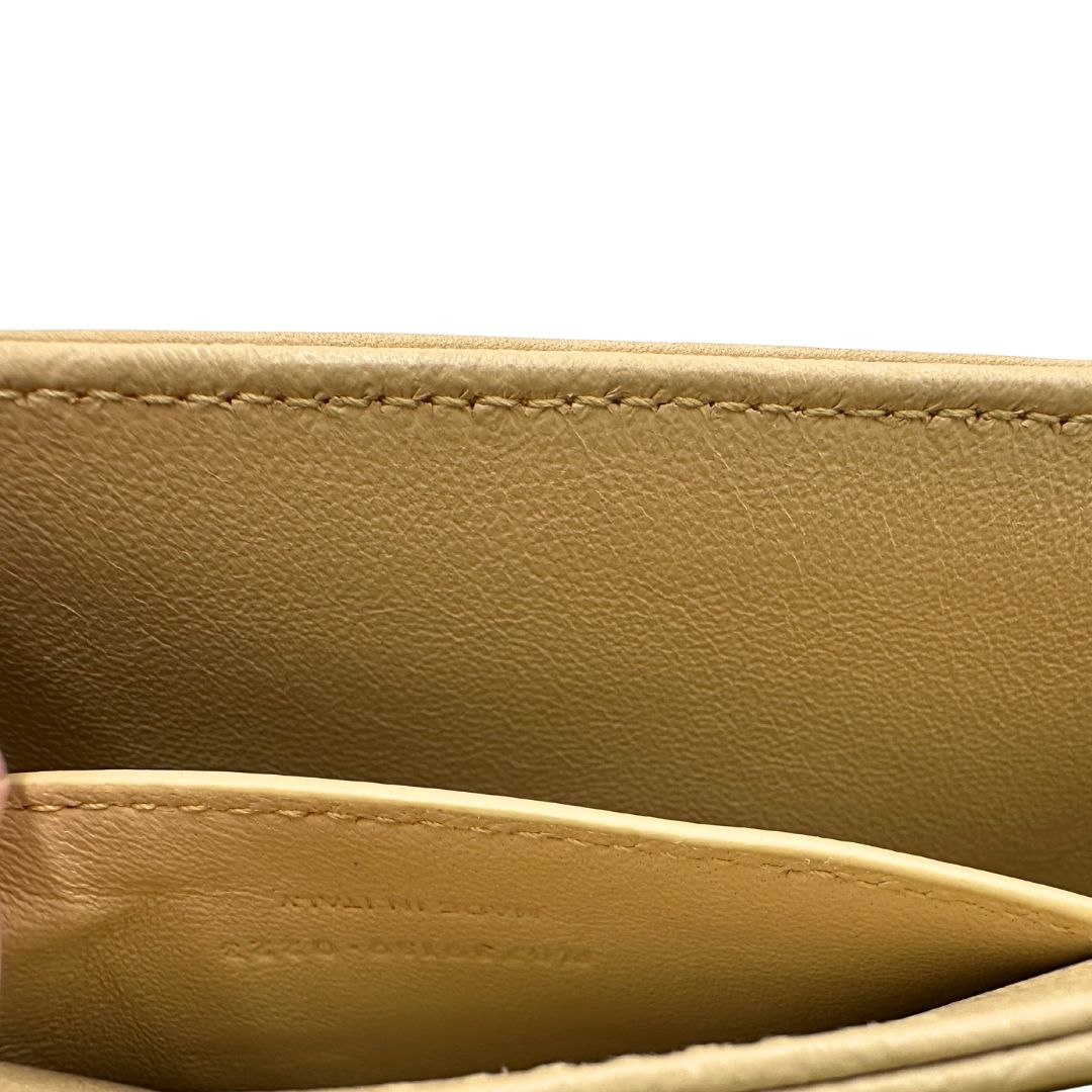 interno Borsa Saint Laurent in pelle nabuk beige e pelle lucida nera con parti metalliche dorate, impreziosita da iconico logo Cassandre sul front; munita di un manico regolabile. Completa di corredo. 