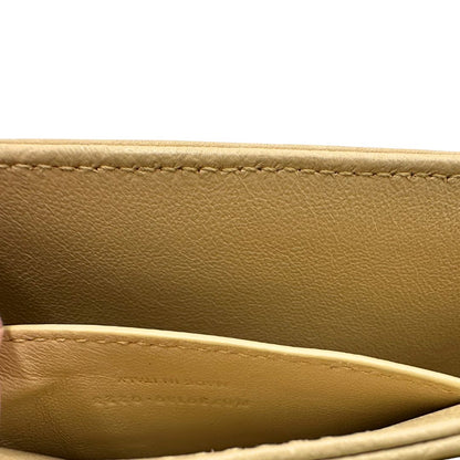 interno Borsa Saint Laurent in pelle nabuk beige e pelle lucida nera con parti metalliche dorate, impreziosita da iconico logo Cassandre sul front; munita di un manico regolabile. Completa di corredo. 