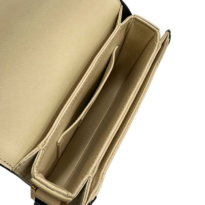 interno Borsa Saint Laurent in pelle nabuk beige e pelle lucida nera con parti metalliche dorate, impreziosita da iconico logo Cassandre sul front; munita di un manico regolabile. Completa di corredo. 