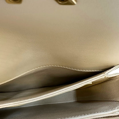 interno Borsa Saint Laurent in pelle nabuk beige e pelle lucida nera con parti metalliche dorate, impreziosita da iconico logo Cassandre sul front; munita di un manico regolabile. Completa di corredo. 