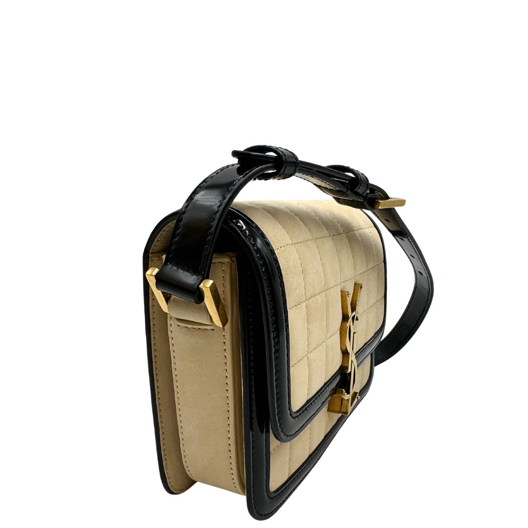 lato Borsa Saint Laurent in pelle nabuk beige e pelle lucida nera con parti metalliche dorate, impreziosita da iconico logo Cassandre sul front; munita di un manico regolabile. Completa di corredo. 