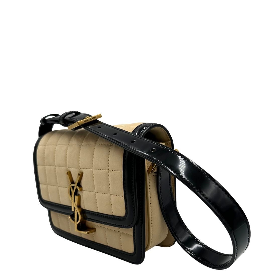 lato Borsa Saint Laurent in pelle nabuk beige e pelle lucida nera con parti metalliche dorate, impreziosita da iconico logo Cassandre sul front; munita di un manico regolabile. Completa di corredo. 