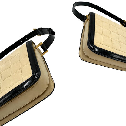 angoli Borsa Saint Laurent in pelle nabuk beige e pelle lucida nera con parti metalliche dorate, impreziosita da iconico logo Cassandre sul front; munita di un manico regolabile. Completa di corredo. 