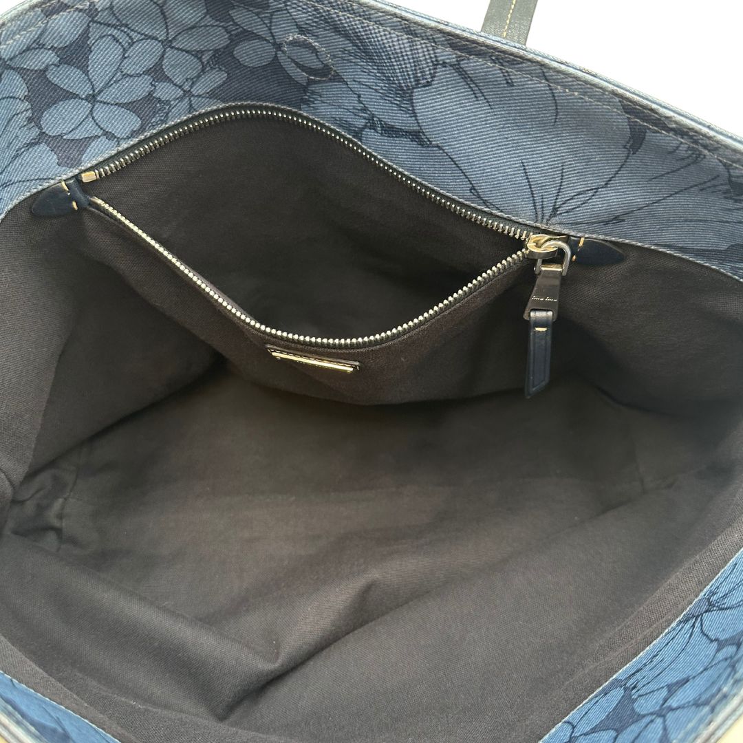 interno  Borsa Miu Miu in canvas sui toni del blu con trama floreale e parti metalliche argentate; munita di doppi manici. Completa di dustbag, di lusso, originale, usata. 