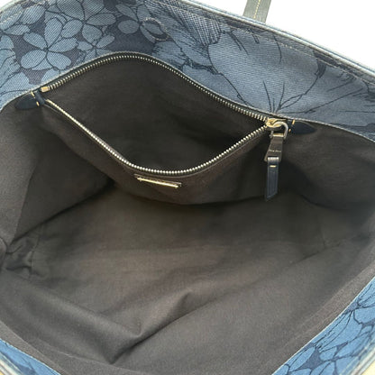 interno  Borsa Miu Miu in canvas sui toni del blu con trama floreale e parti metalliche argentate; munita di doppi manici. Completa di dustbag, di lusso, originale, usata. 