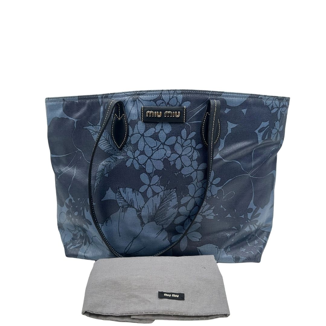  Borsa Miu Miu in canvas sui toni del blu con trama floreale e parti metalliche argentate; munita di doppi manici. Completa di dustbag, di lusso, originale, usata. 