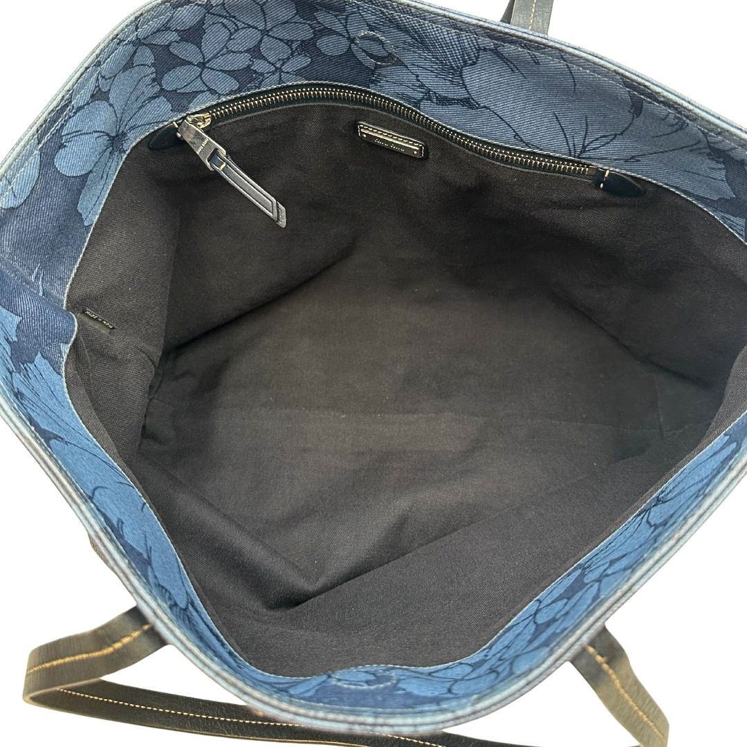 interno  Borsa Miu Miu in canvas sui toni del blu con trama floreale e parti metalliche argentate; munita di doppi manici. Completa di dustbag, di lusso, originale, usata. 