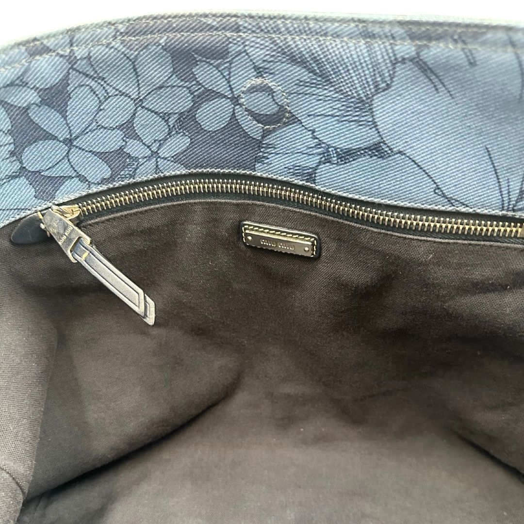 interno  Borsa Miu Miu in canvas sui toni del blu con trama floreale e parti metalliche argentate; munita di doppi manici. Completa di dustbag, di lusso, originale, usata. 