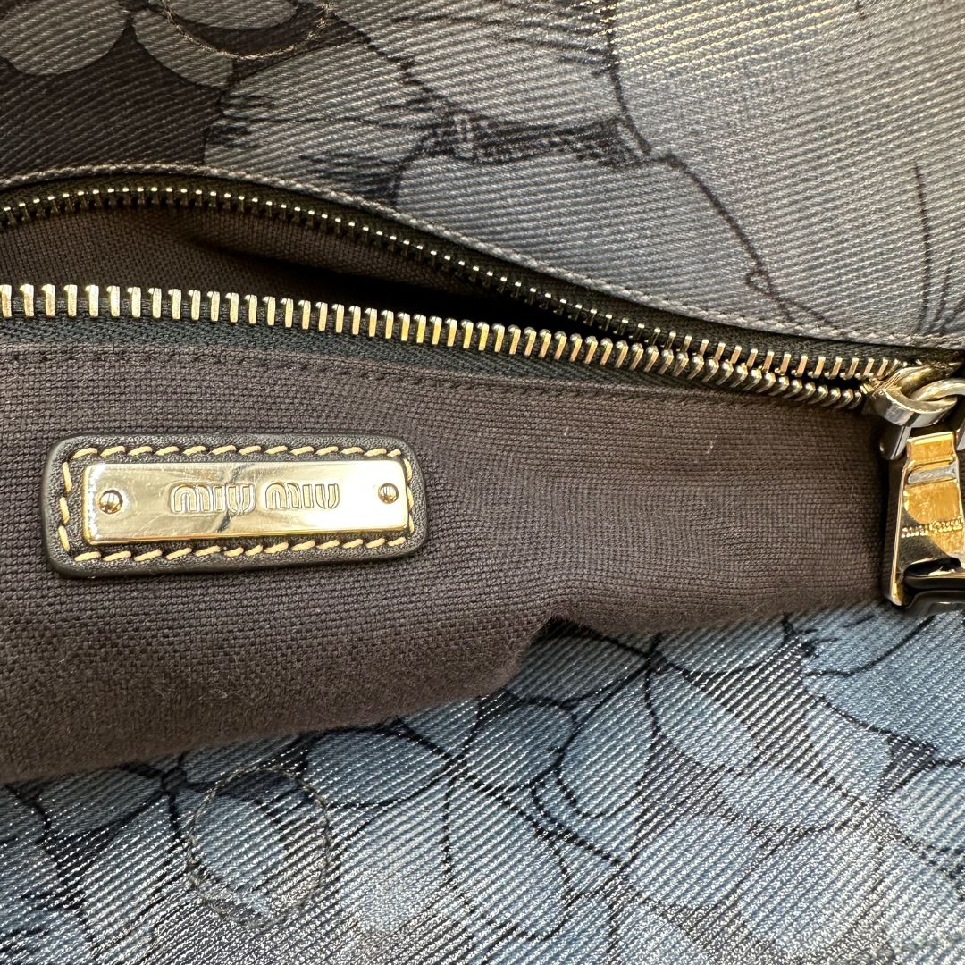 interno  Borsa Miu Miu in canvas sui toni del blu con trama floreale e parti metalliche argentate; munita di doppi manici. Completa di dustbag, di lusso, originale, usata. 