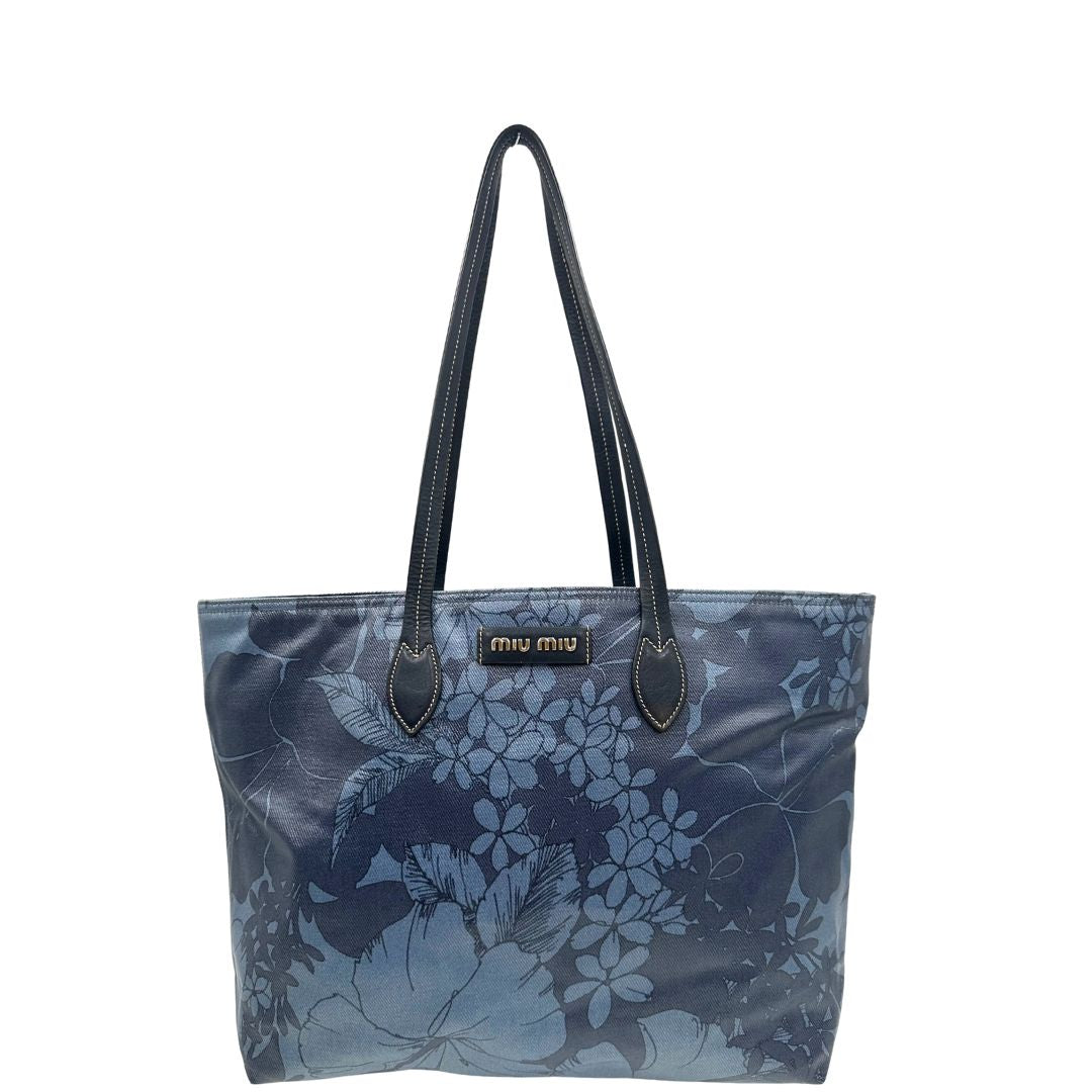 front   Borsa Miu Miu in canvas sui toni del blu con trama floreale e parti metalliche argentate; munita di doppi manici. Completa di dustbag, di lusso, originale, usata.