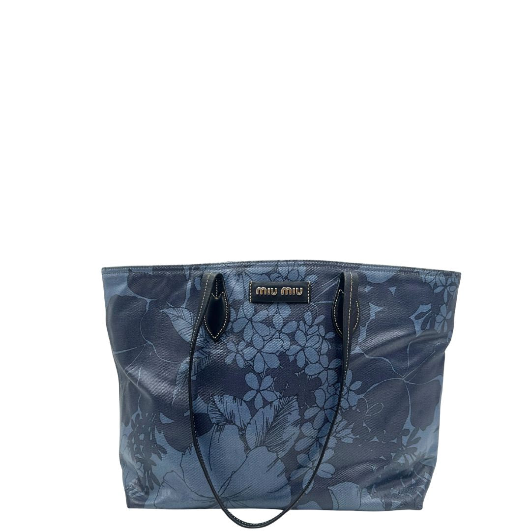 front  Borsa Miu Miu in canvas sui toni del blu con trama floreale e parti metalliche argentate; munita di doppi manici. Completa di dustbag, di lusso, originale, usata. 