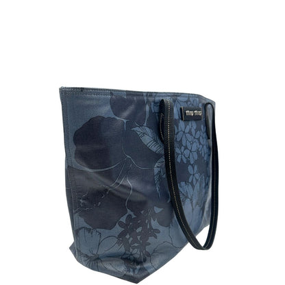 lato  Borsa Miu Miu in canvas sui toni del blu con trama floreale e parti metalliche argentate; munita di doppi manici. Completa di dustbag, di lusso, originale, usata. 