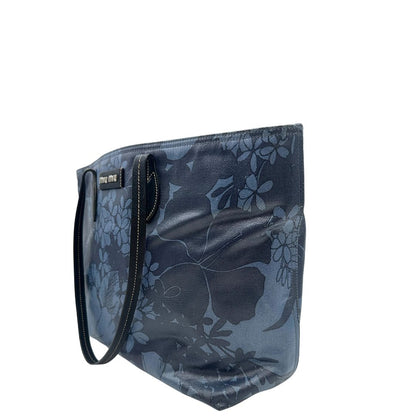 lato  Borsa Miu Miu in canvas sui toni del blu con trama floreale e parti metalliche argentate; munita di doppi manici. Completa di dustbag, di lusso, originale, usata. 