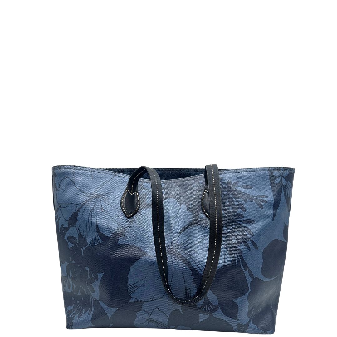 retro Borsa Miu Miu in canvas sui toni del blu con trama floreale e parti metalliche argentate; munita di doppi manici. Completa di dustbag, di lusso, originale, usata. 