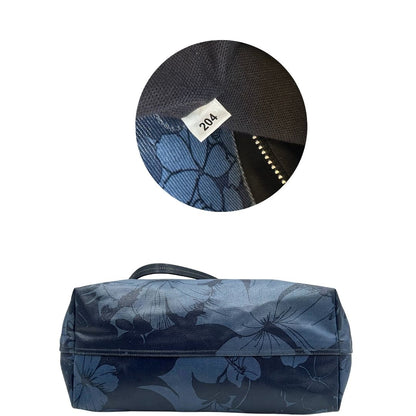 base  Borsa Miu Miu in canvas sui toni del blu con trama floreale e parti metalliche argentate; munita di doppi manici. Completa di dustbag, di lusso, originale, usata. 