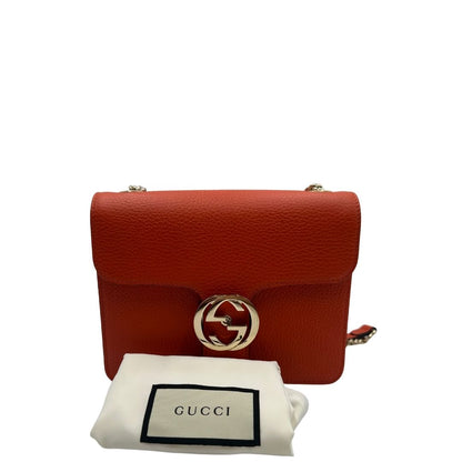 Borsa Gucci Interlocking in pelle martellata arancione con parti metalliche dorate. Munita di una tracolla scorrevole in catena e spallaccio. Rifinita con chiusura doppie G incrociate. Completa di dustbag. Originale, usato, in condizioni ottime. 