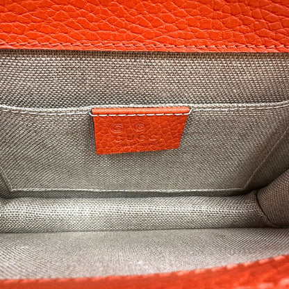 Interno Borsa Gucci Interlocking in pelle martellata arancione con parti metalliche dorate. Munita di una tracolla scorrevole in catena e spallaccio. Rifinita con chiusura doppie G incrociate. Completa di dustbag. Originale, usato, in condizioni ottime. 
