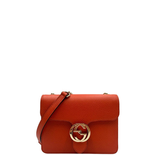 Borsa Gucci Interlocking in pelle martellata arancione con parti metalliche dorate. Munita di una tracolla scorrevole in catena e spallaccio. Rifinita con chiusura doppie G incrociate. Completa di dustbag. Originale, usato, in condizioni ottime. 
