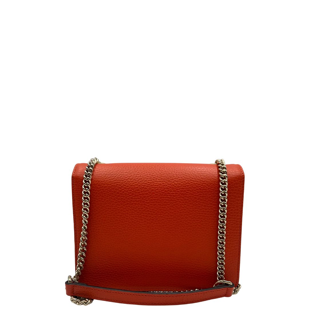 Retro Borsa Gucci Interlocking in pelle martellata arancione con parti metalliche dorate. Munita di una tracolla scorrevole in catena e spallaccio. Rifinita con chiusura doppie G incrociate. Completa di dustbag. Originale, usato, in condizioni ottime. 