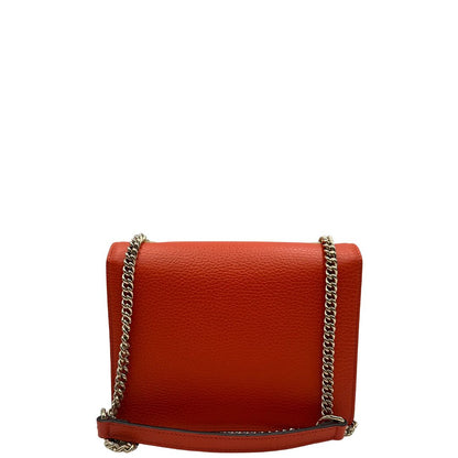 Retro Borsa Gucci Interlocking in pelle martellata arancione con parti metalliche dorate. Munita di una tracolla scorrevole in catena e spallaccio. Rifinita con chiusura doppie G incrociate. Completa di dustbag. Originale, usato, in condizioni ottime. 