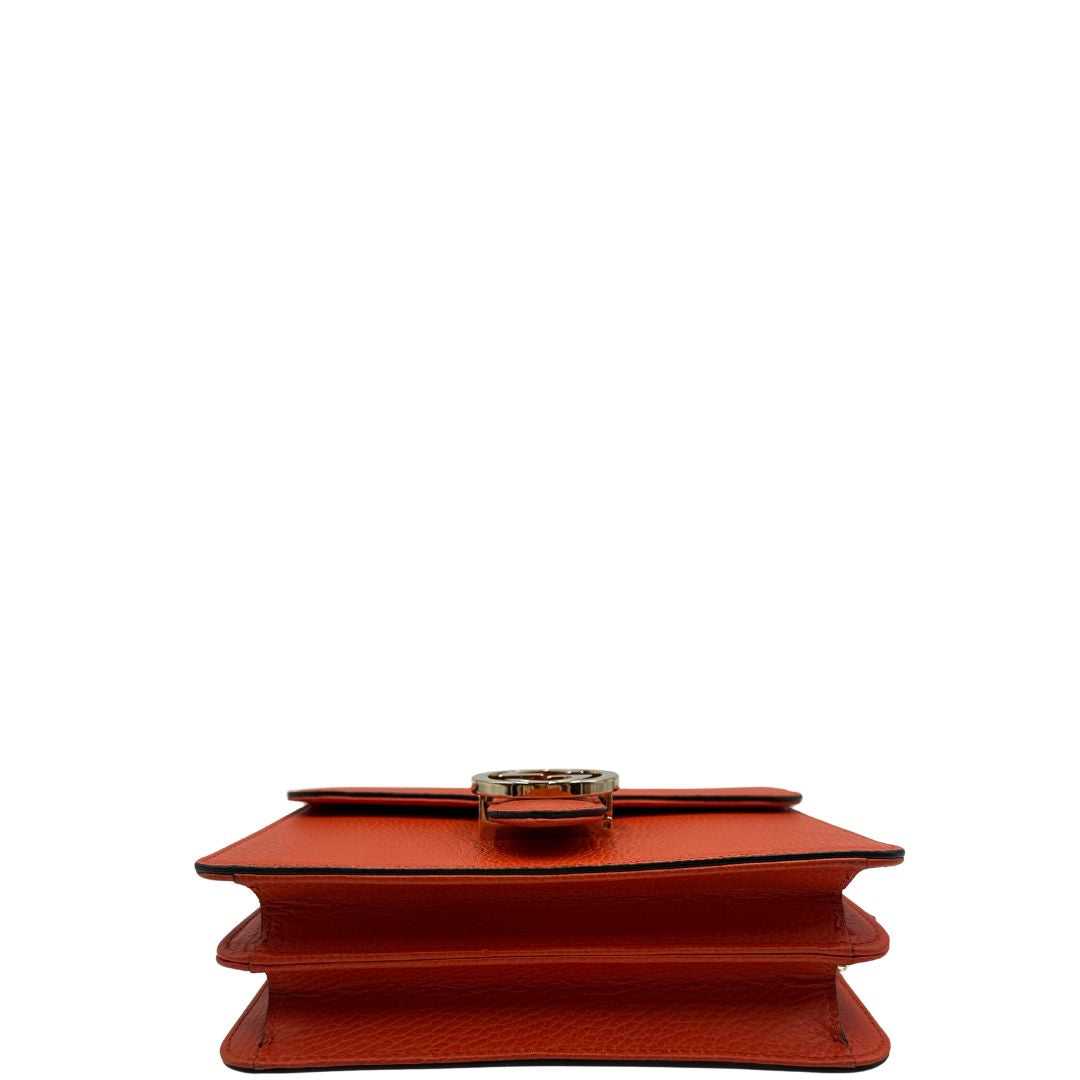 Base Borsa Gucci Interlocking in pelle martellata arancione con parti metalliche dorate. Munita di una tracolla scorrevole in catena e spallaccio. Rifinita con chiusura doppie G incrociate. Completa di dustbag. Originale, usato, in condizioni ottime. 