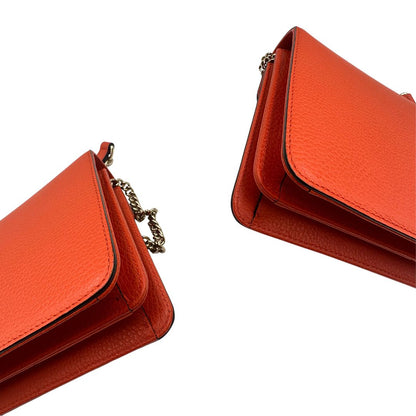Angoli Borsa Gucci Interlocking in pelle martellata arancione con parti metalliche dorate. Munita di una tracolla scorrevole in catena e spallaccio. Rifinita con chiusura doppie G incrociate. Completa di dustbag. Originale, usato, in condizioni ottime. 