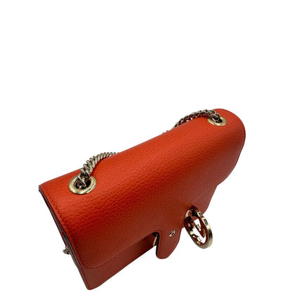 Borsa Gucci Interlocking in pelle martellata arancione con parti metalliche dorate. Munita di una tracolla scorrevole in catena e spallaccio. Rifinita con chiusura doppie G incrociate. Completa di dustbag. Originale, usato, in condizioni ottime. 