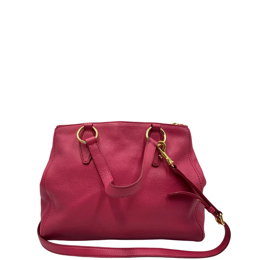 retro Borsa Miu Miu in pelle martellata color rosa orchidea con parti metalliche dorate; munita di doppi manici e una tracolla tracolla amovibile e regolabile. Completa di dustbag, di lusso, originale, ottime condizioni. 