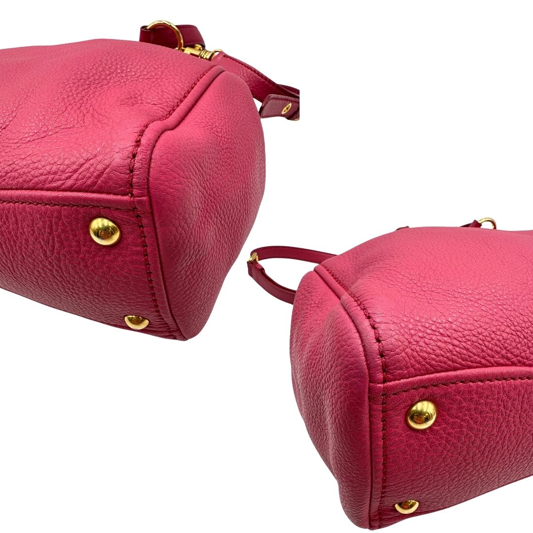 angoli Borsa Miu Miu in pelle martellata color rosa orchidea con parti metalliche dorate; munita di doppi manici e una tracolla tracolla amovibile e regolabile. Completa di dustbag, di lusso, originale, ottime condizioni. 