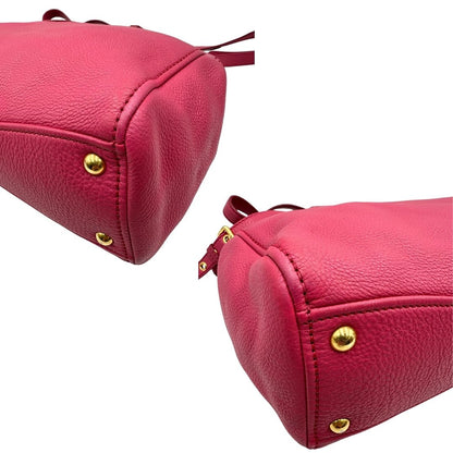 angoli Borsa Miu Miu in pelle martellata color rosa orchidea con parti metalliche dorate; munita di doppi manici e una tracolla tracolla amovibile e regolabile. Completa di dustbag, di lusso, originale, ottime condizioni. 