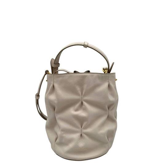 front Borsa Coccinelle in pelle color ice con parti metalliche dorate; munita di un manico singolo e una tracolla amovibile e regolabile. Completa di dustbag, di lusso, originale, ottime condizioni 