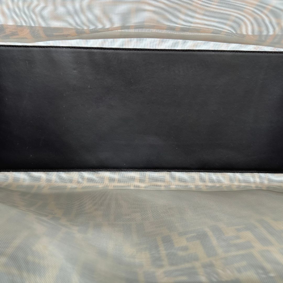 interno Borsa Fendi in tela rivestita in PVC con trama Zucca semitrasparente con parti metalliche argentate e finiture in pelle color testa di moro; munita di doppi manici rigidi; da portare a mano. Completa di dustbag, di lusso, originale, ottime condizioni 