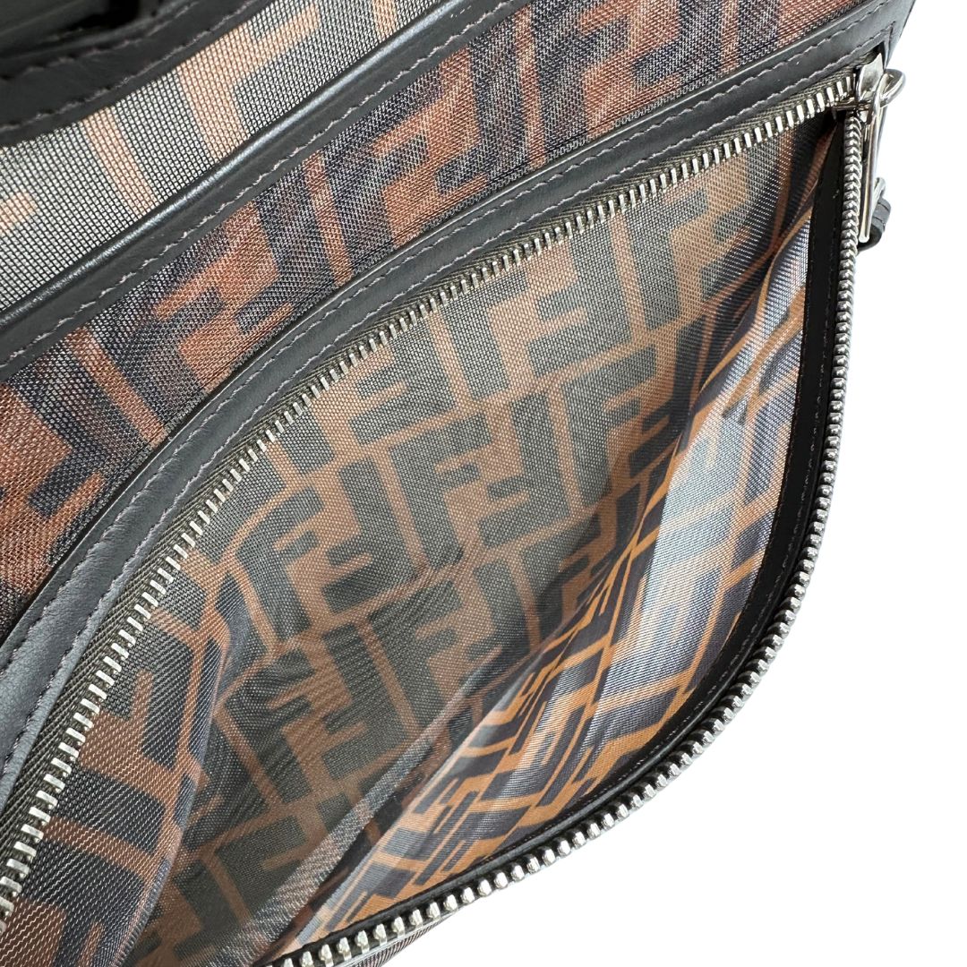 interno Borsa Fendi in tela rivestita in PVC con trama Zucca semitrasparente con parti metalliche argentate e finiture in pelle color testa di moro; munita di doppi manici rigidi; da portare a mano. Completa di dustbag, di lusso, originale, ottime condizioni 