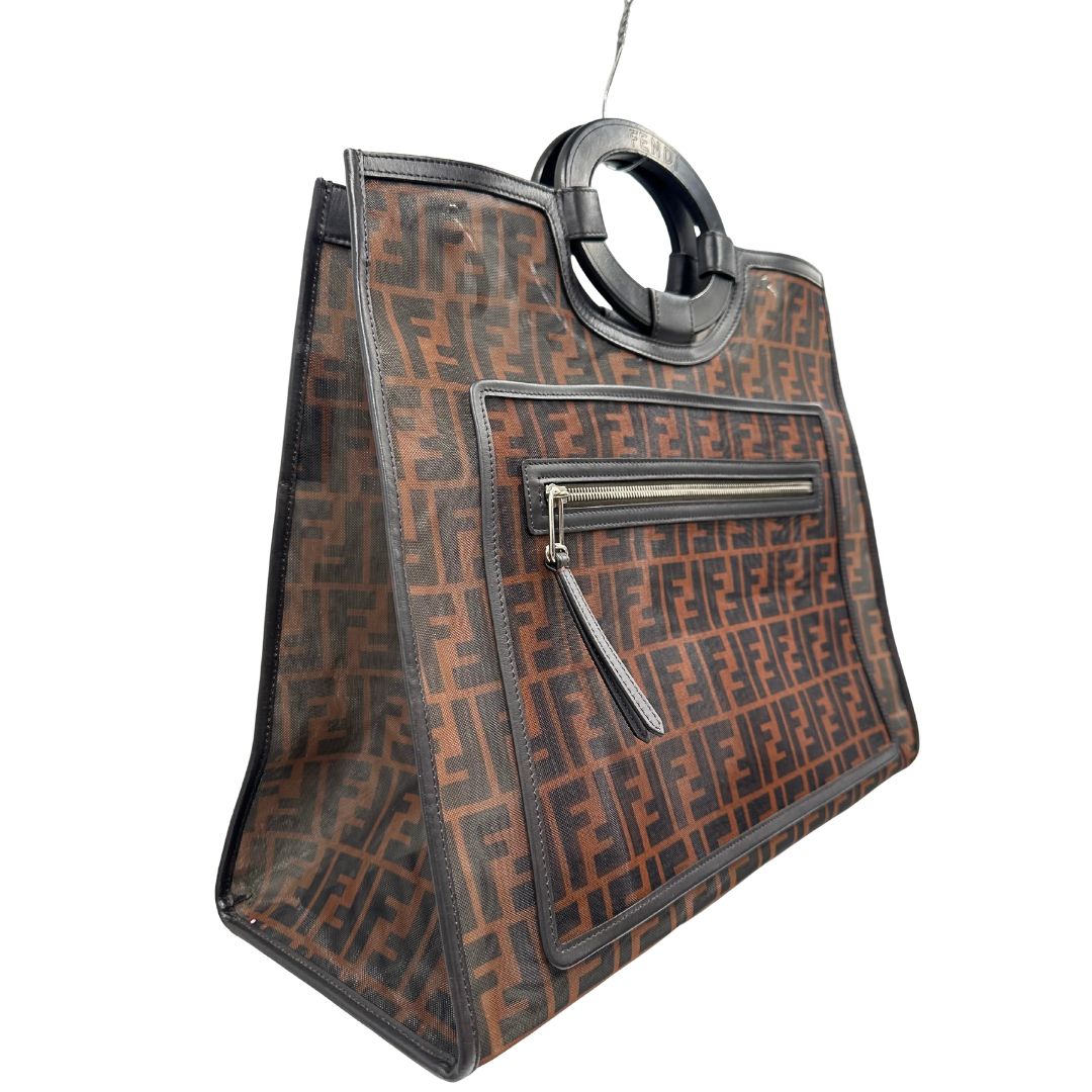 lato Borsa Fendi in tela rivestita in PVC con trama Zucca semitrasparente con parti metalliche argentate e finiture in pelle color testa di moro; munita di doppi manici rigidi; da portare a mano. Completa di dustbag, di lusso, originale, ottime condizioni 