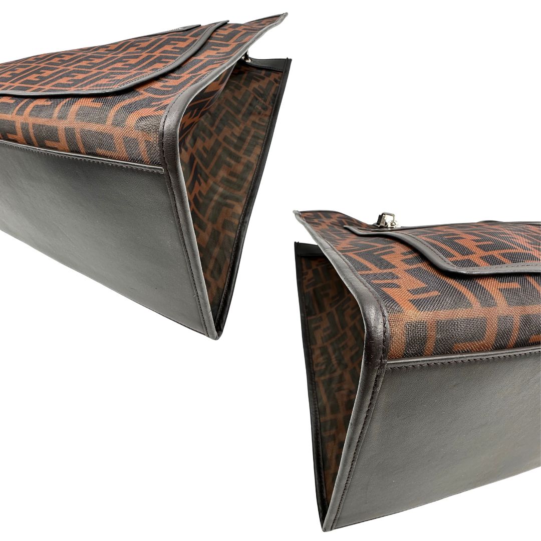 angoli Borsa Fendi in tela rivestita in PVC con trama Zucca semitrasparente con parti metalliche argentate e finiture in pelle color testa di moro; munita di doppi manici rigidi; da portare a mano. Completa di dustbag, di lusso, originale, ottime condizioni 