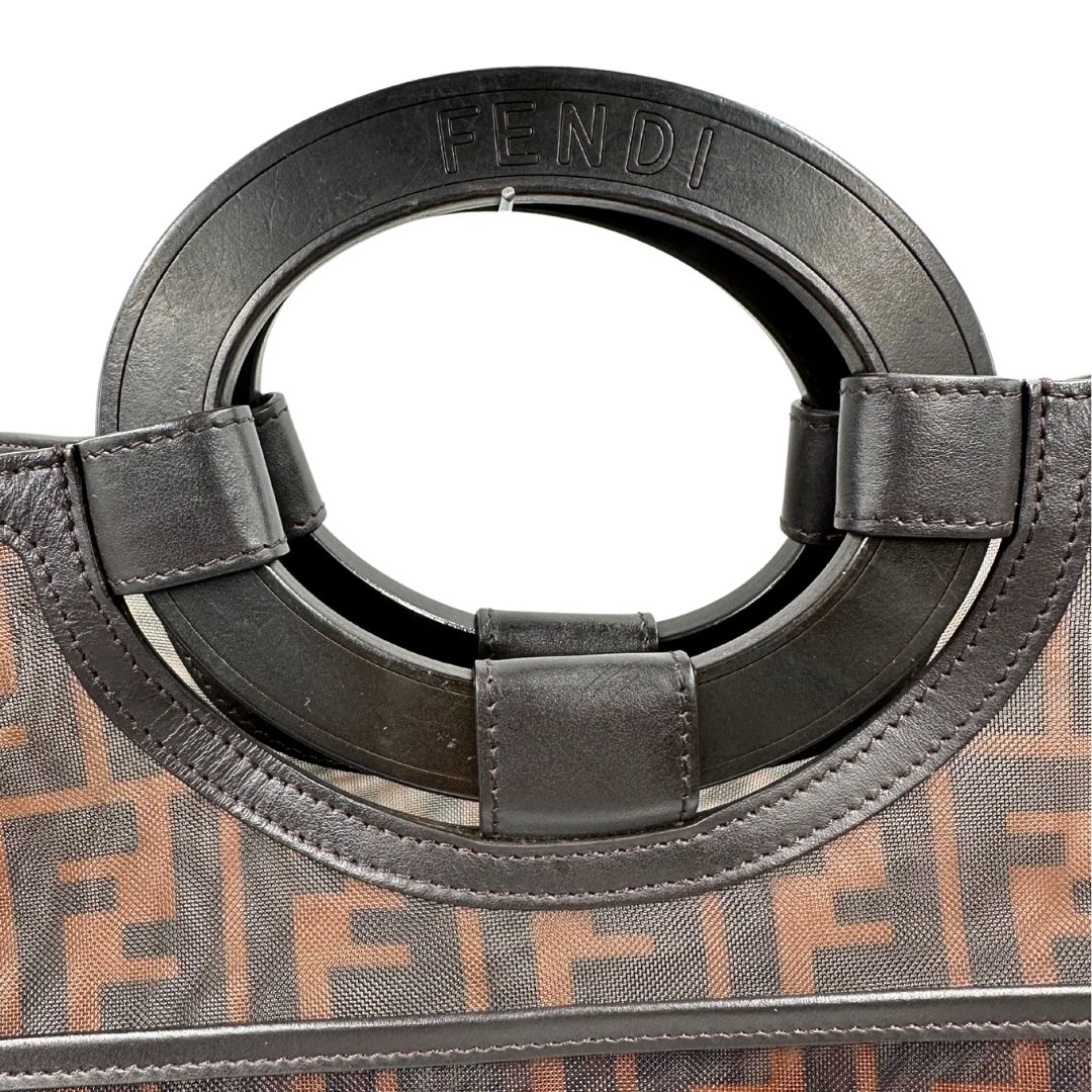 manici Borsa Fendi in tela rivestita in PVC con trama Zucca semitrasparente con parti metalliche argentate e finiture in pelle color testa di moro; munita di doppi manici rigidi; da portare a mano. Completa di dustbag, di lusso, originale, ottime condizioni