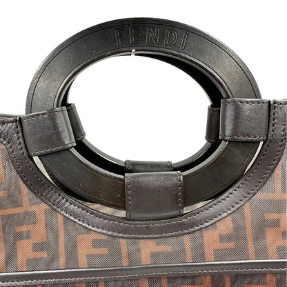 manici Borsa Fendi in tela rivestita in PVC con trama Zucca semitrasparente con parti metalliche argentate e finiture in pelle color testa di moro; munita di doppi manici rigidi; da portare a mano. Completa di dustbag, di lusso, originale, ottime condizioni