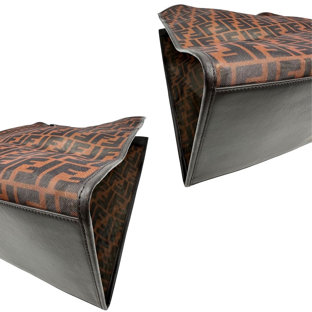 angoli Borsa Fendi in tela rivestita in PVC con trama Zucca semitrasparente con parti metalliche argentate e finiture in pelle color testa di moro; munita di doppi manici rigidi; da portare a mano. Completa di dustbag, di lusso, originale, ottime condizioni 