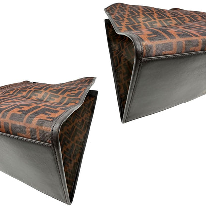 angoli Borsa Fendi in tela rivestita in PVC con trama Zucca semitrasparente con parti metalliche argentate e finiture in pelle color testa di moro; munita di doppi manici rigidi; da portare a mano. Completa di dustbag, di lusso, originale, ottime condizioni 