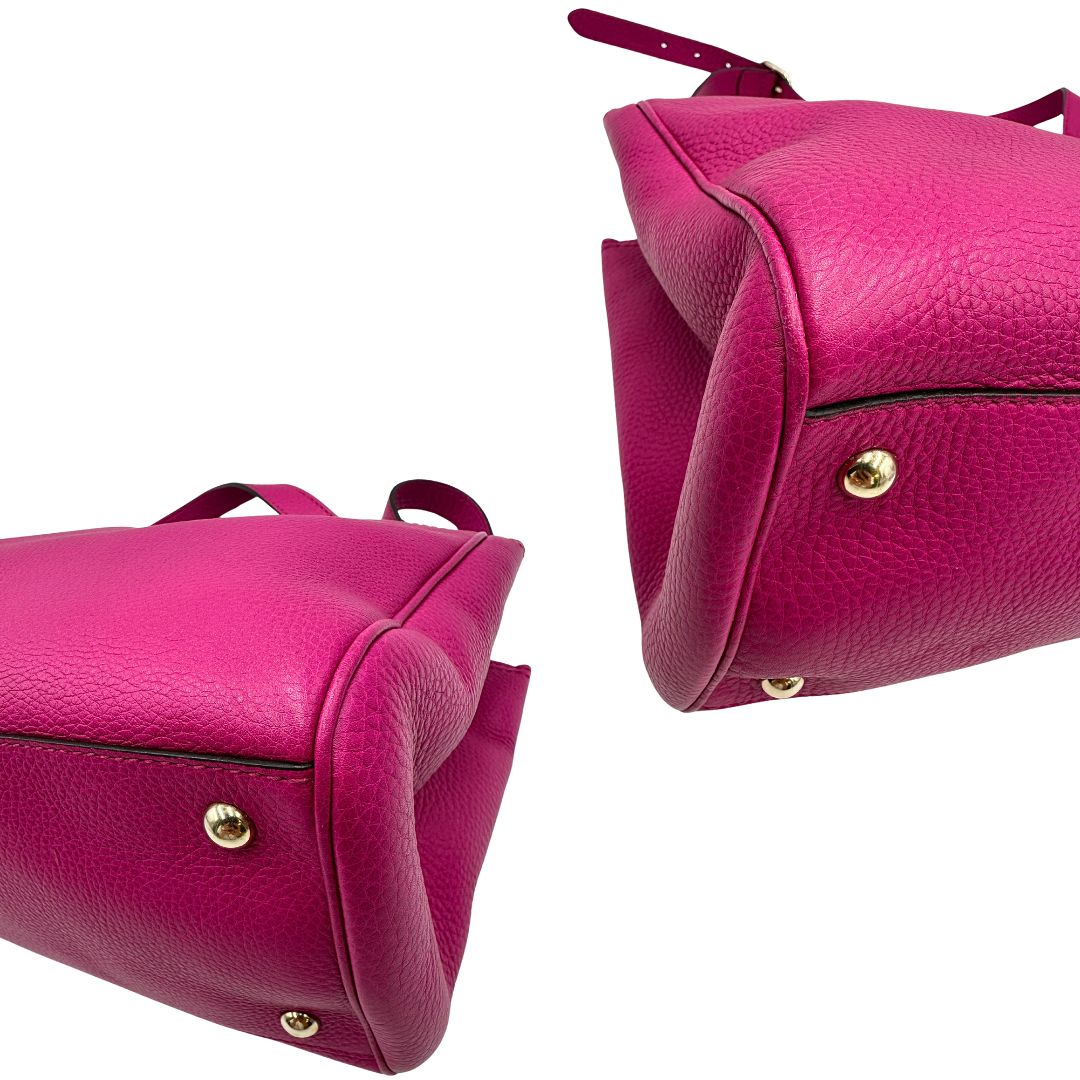 angoli Borsa Gucci in pelle martellata fucsia con parti metalliche dorate; munita di doppi manici in bamboo e una tracolla amovibile e regolabile, di lusso, ottime condizioni, usata. 