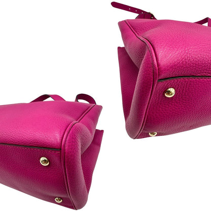 angoli Borsa Gucci in pelle martellata fucsia con parti metalliche dorate; munita di doppi manici in bamboo e una tracolla amovibile e regolabile, di lusso, ottime condizioni, usata. 
