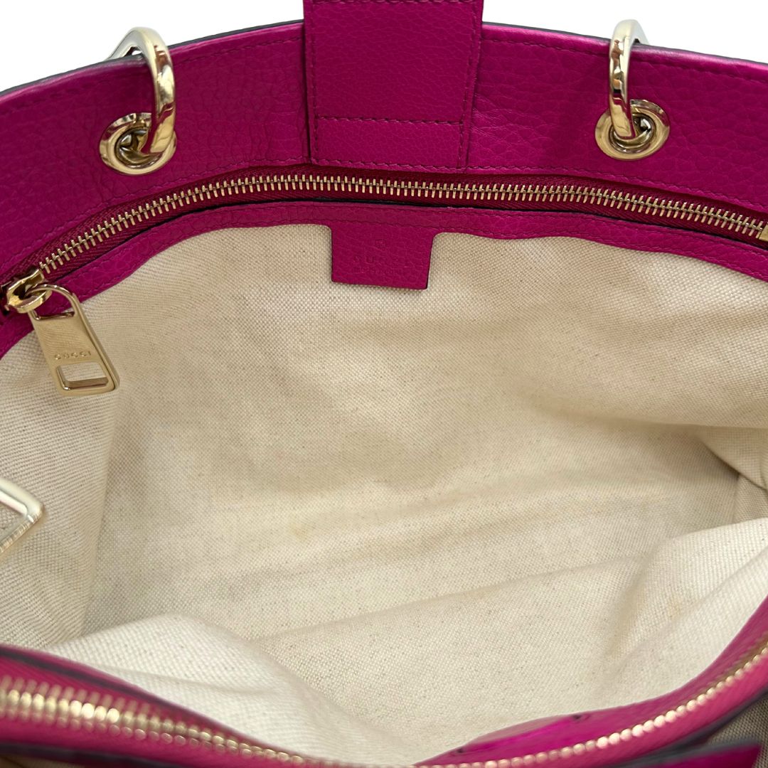 interno Borsa Gucci in pelle martellata fucsia con parti metalliche dorate; munita di doppi manici in bamboo e una tracolla amovibile e regolabile, di lusso, ottime condizioni, usata. 